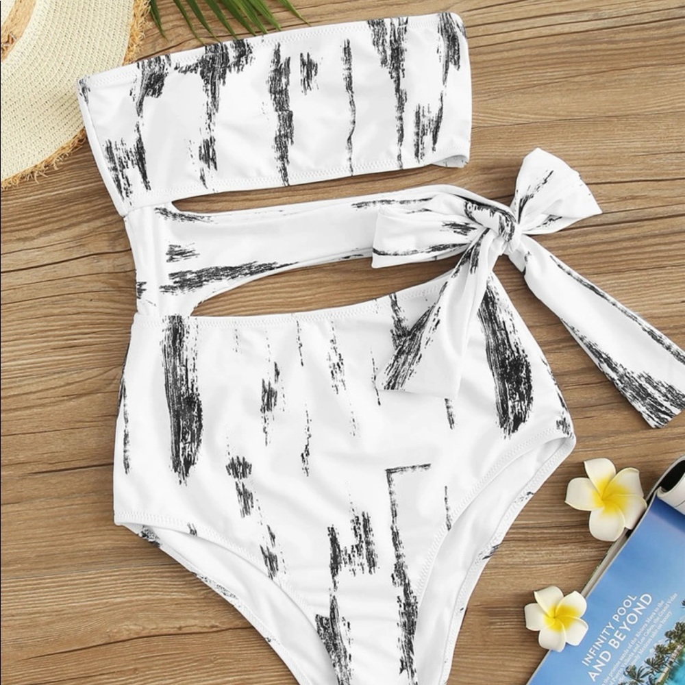 Cut Out Side Bandeau One Piece Swimsuit.